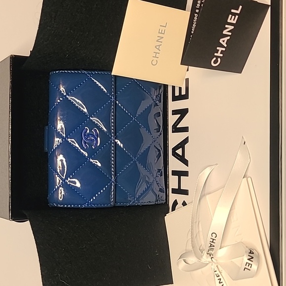 CHANEL RARE VINTAGE 2012 HERE MARK CC MATELASSE PATENT LEATHER W/ COIN PURSE - Picture 3 of 17